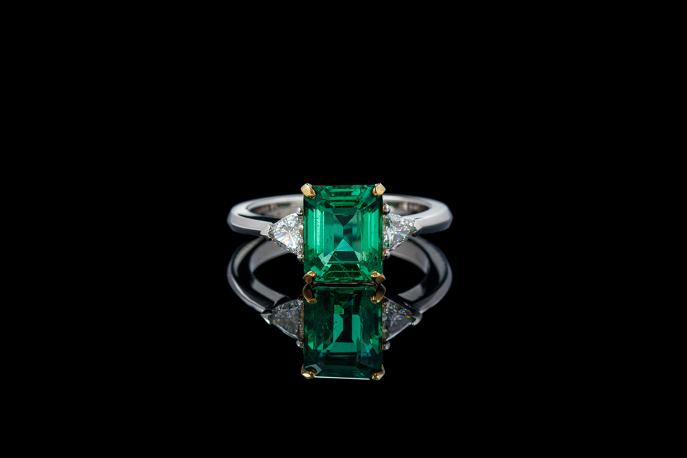 Beautiful,ring,made,of,gold,with,precious,stones,emerald,and