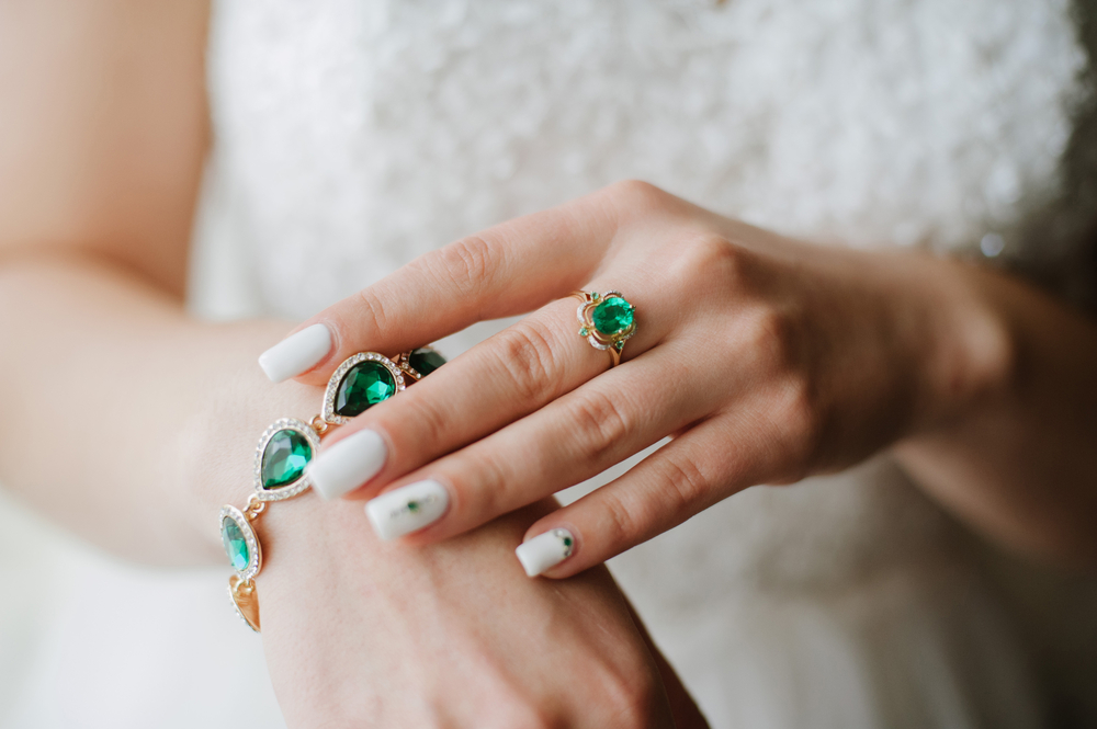 Stylish,jewelry,with,gems,of,green.,on,the,hands,of