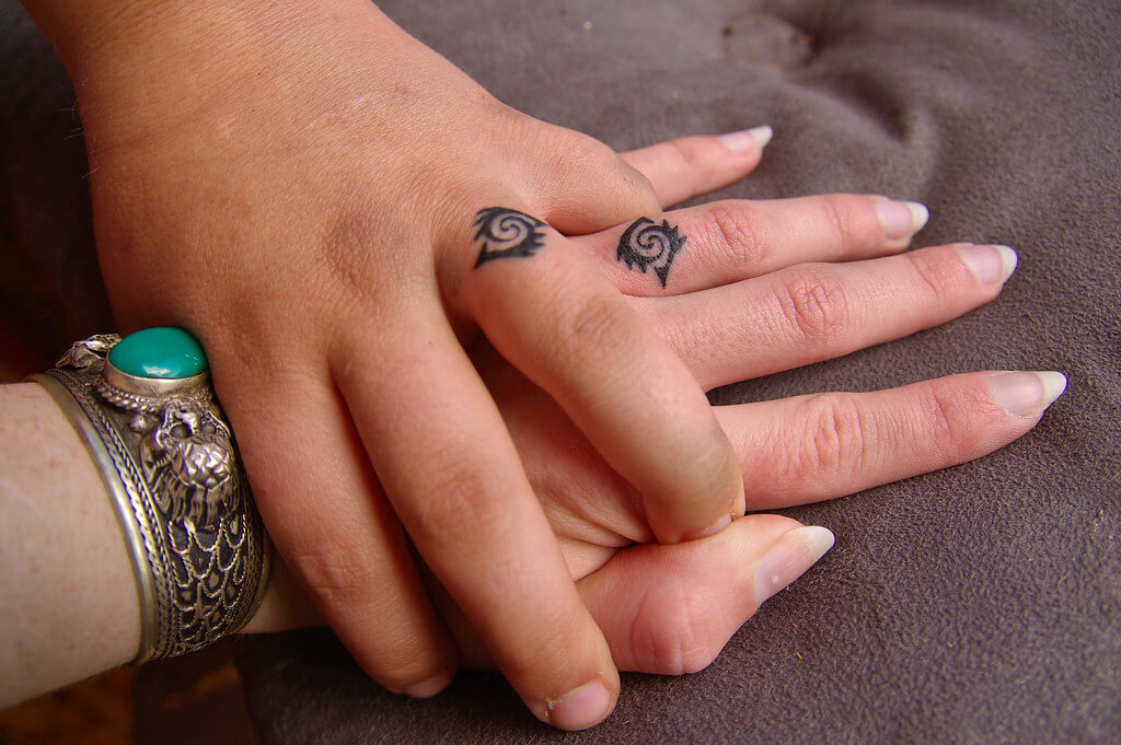 Pin by Jennifer Cruz on art | Wedding finger tattoos, Tattoo wedding rings, Ring  tattoo designs