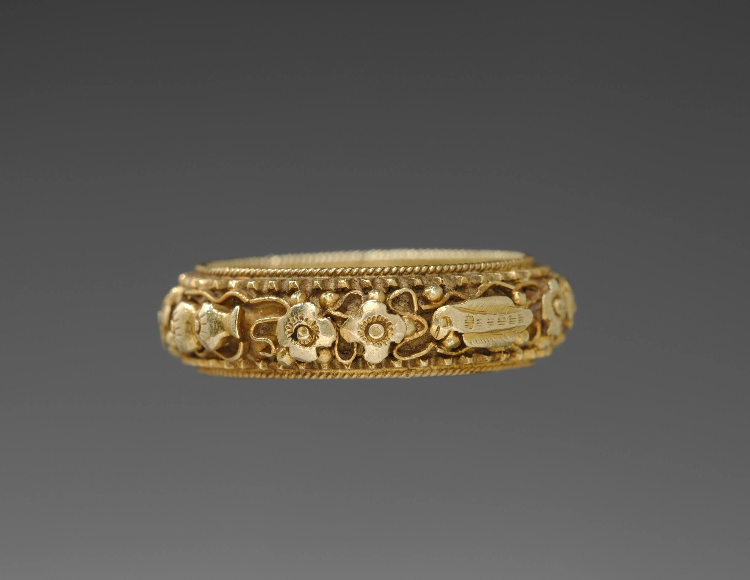 Types of Vintage Jewelry A Guide